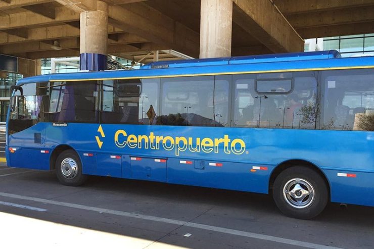 ônibus azul com letreiro amarelo da empresa Centropuerto